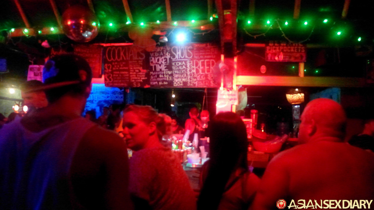 المنظور الآسيوية الجميلة لين تخلع الفستان وتُنكَت بعنف