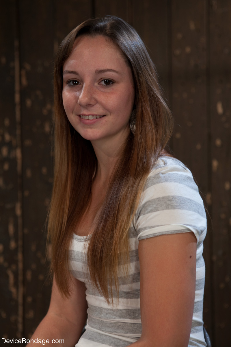 الجمال الرائع ساشا مربوطة إلى المعدن وملعوب بها