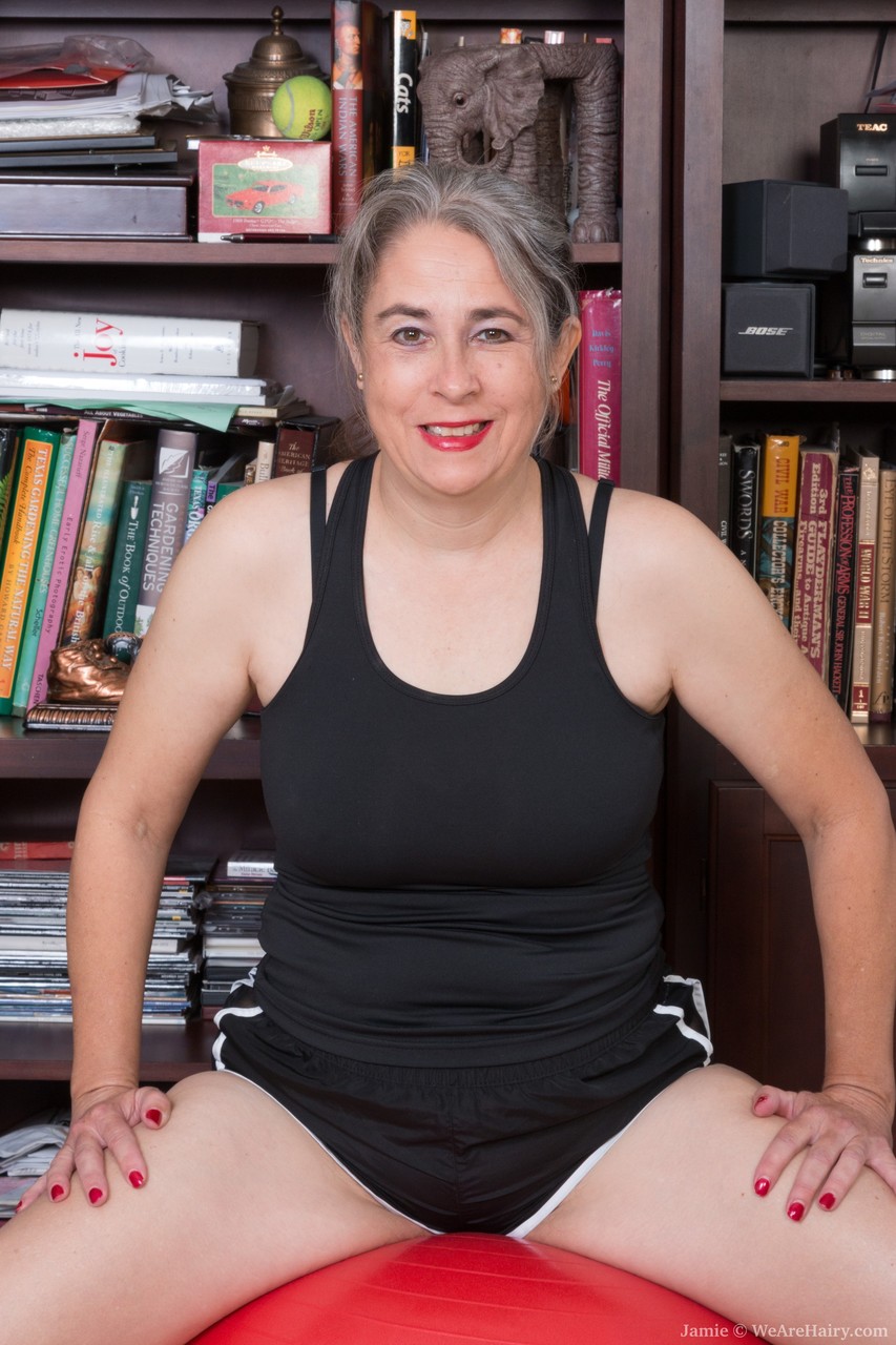 Jamie Exhibe Ses Seins Naturels Et Son Entrejambe Poilu Sur Un Ballon De Yoga