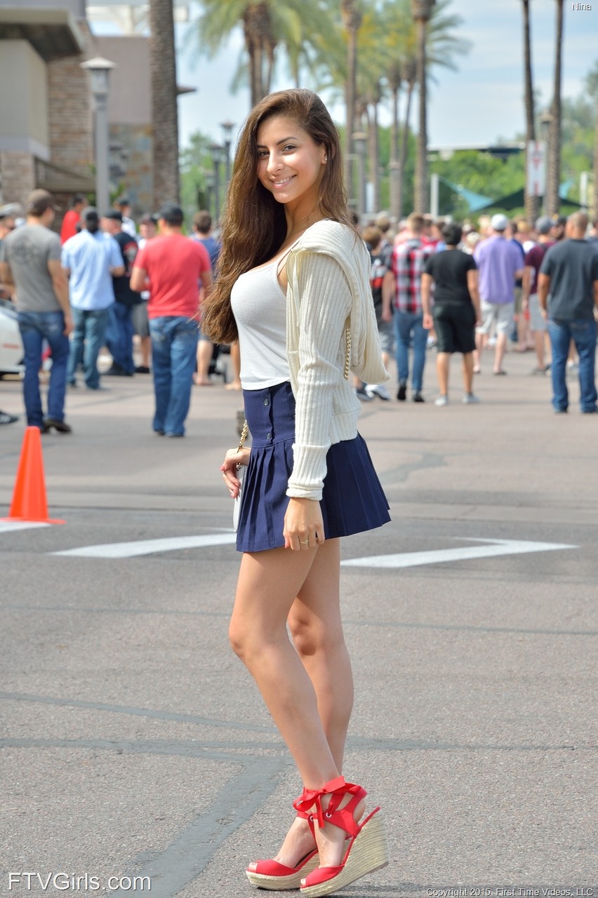 Américaine Adolescente Nina Se Déshabille En Public Montrant Un Corps Incroyable