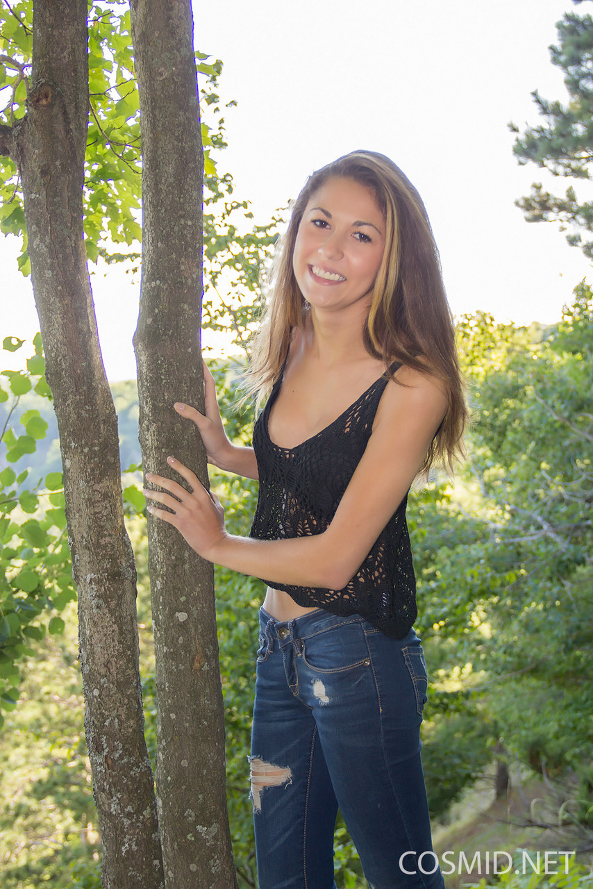 الهاوية بيكا كلارك تُبرز ثدييها الجميلين في الفناء الخلفي