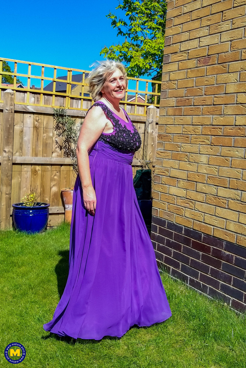 सुनहरे बालों वाली परिपक्व कैमिला क्रीमपाई बाहर अपस्कर्ट दिखाती है