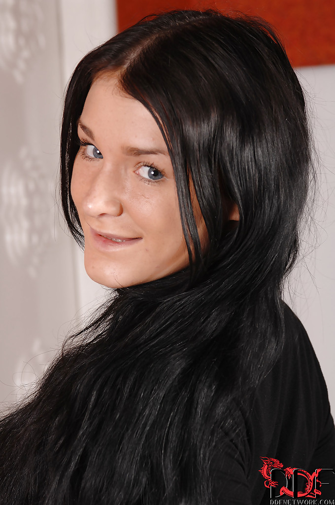 Schlanke Schönheit Mit Sexy Fußsohlen Zieht Sich Für Fußfetisch-Aktion Aus