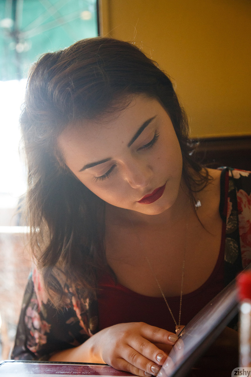 业余美女凯莉·奎因在公共场合展示大屁股和小奶子