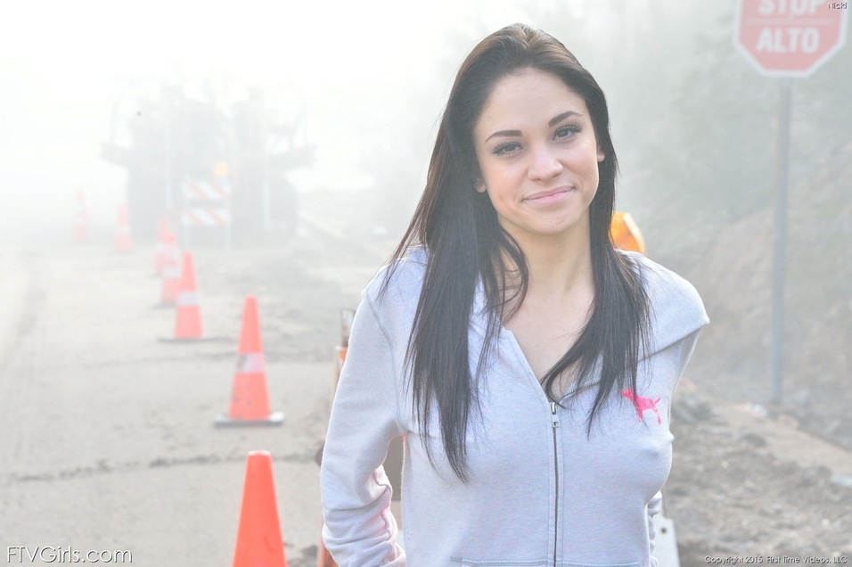 Sexy Adolescente Con Piercing Se Quita Los Jeans Y Abre Los Labios De Su Coño En Público