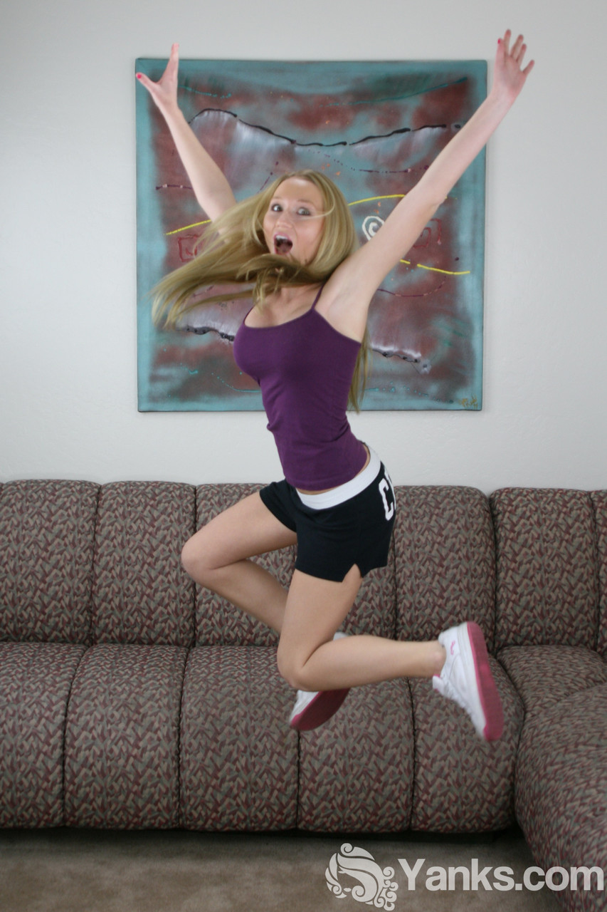 A Loira Madison Scott Mostra Seus Seios Artificiais Antes De Tocar Uma Boceta Agradável