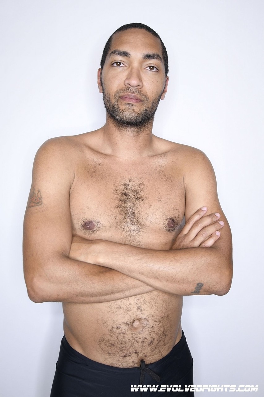 Belle Femme Dominante Bella Rossi Se Fait Lécher La Chatte Tout En Luttant Contre Un Homme