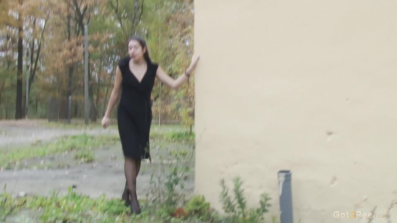 सफेद लड़की डायना स्वीट इमारत के पीछे पेशाब करते हुए पकड़ी गई