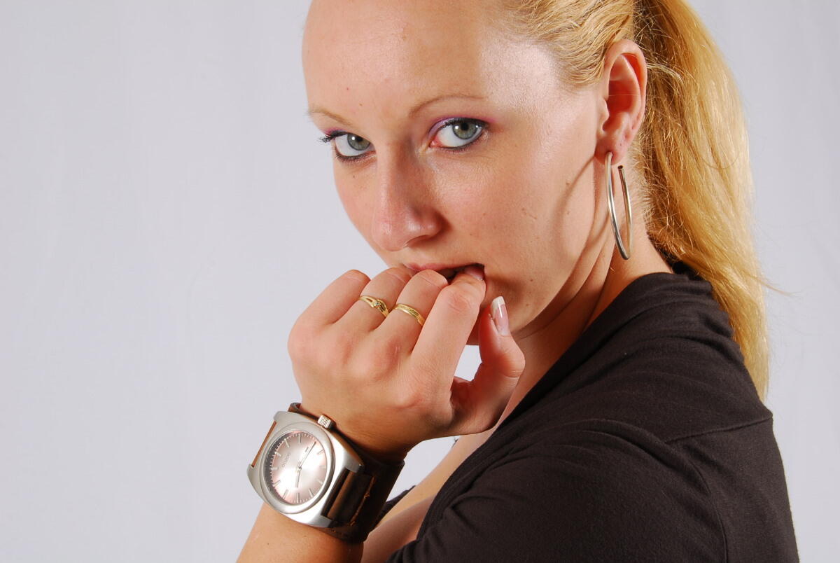 金髪素人Oozooが手錠をかける前に大きなOozoo時計を見せる