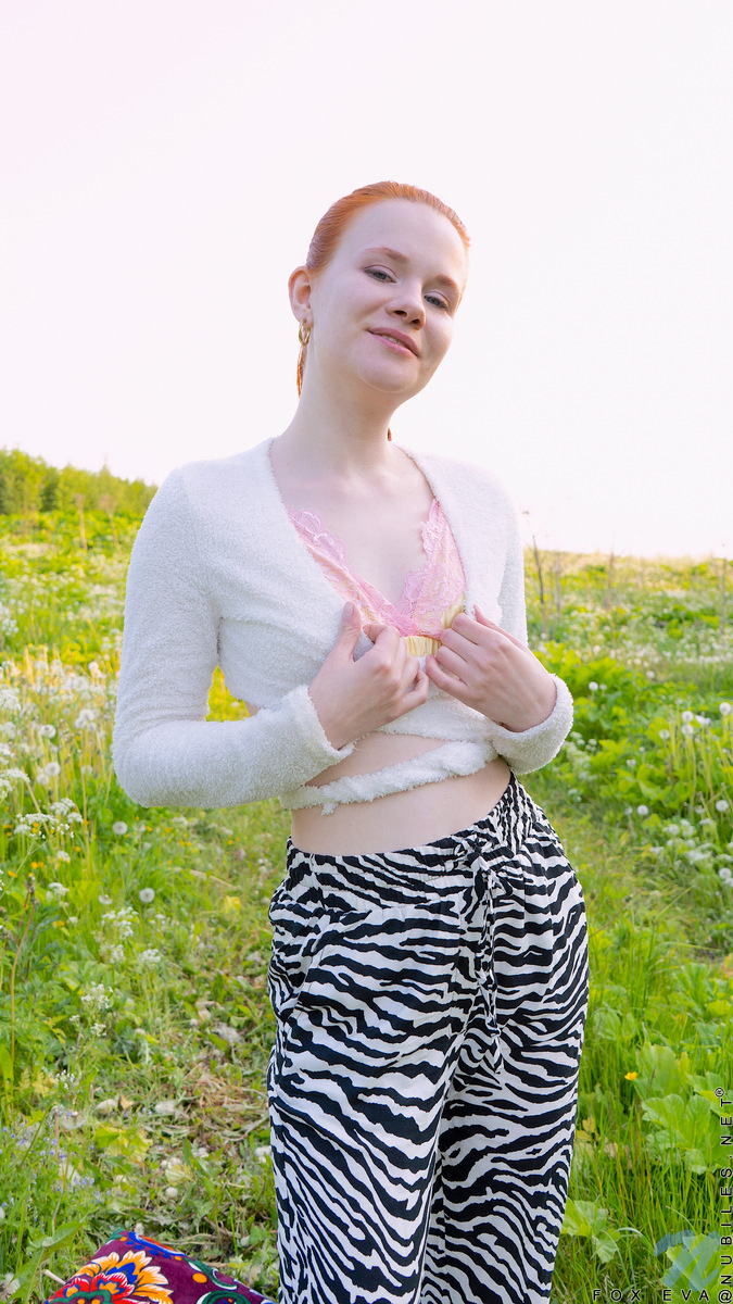 الشره الحمراء الشاحبة إيفا تستمني مع振ز في الهواء الطلق