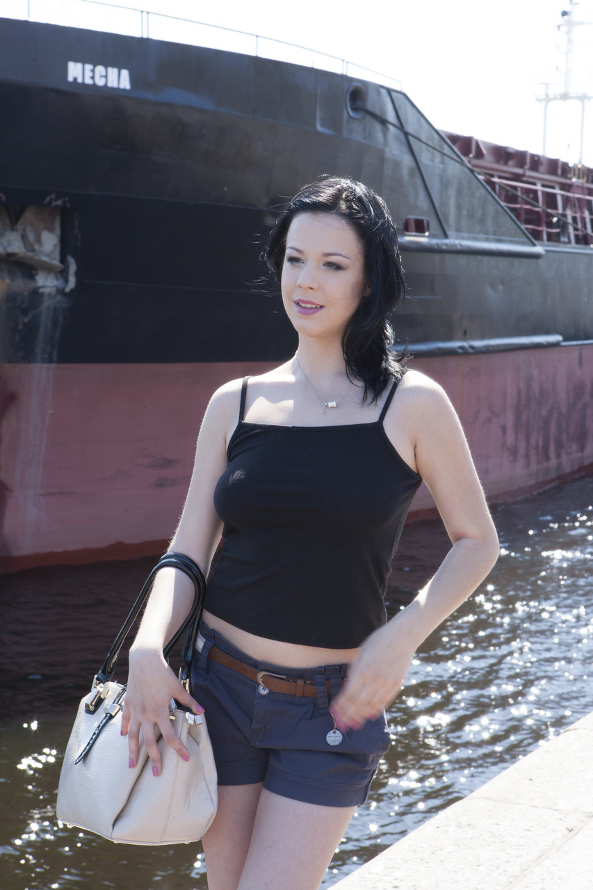 Brune Russe Judit Se Déshabille Au Bureau Et Se Fait Baiser Après Une Promenade