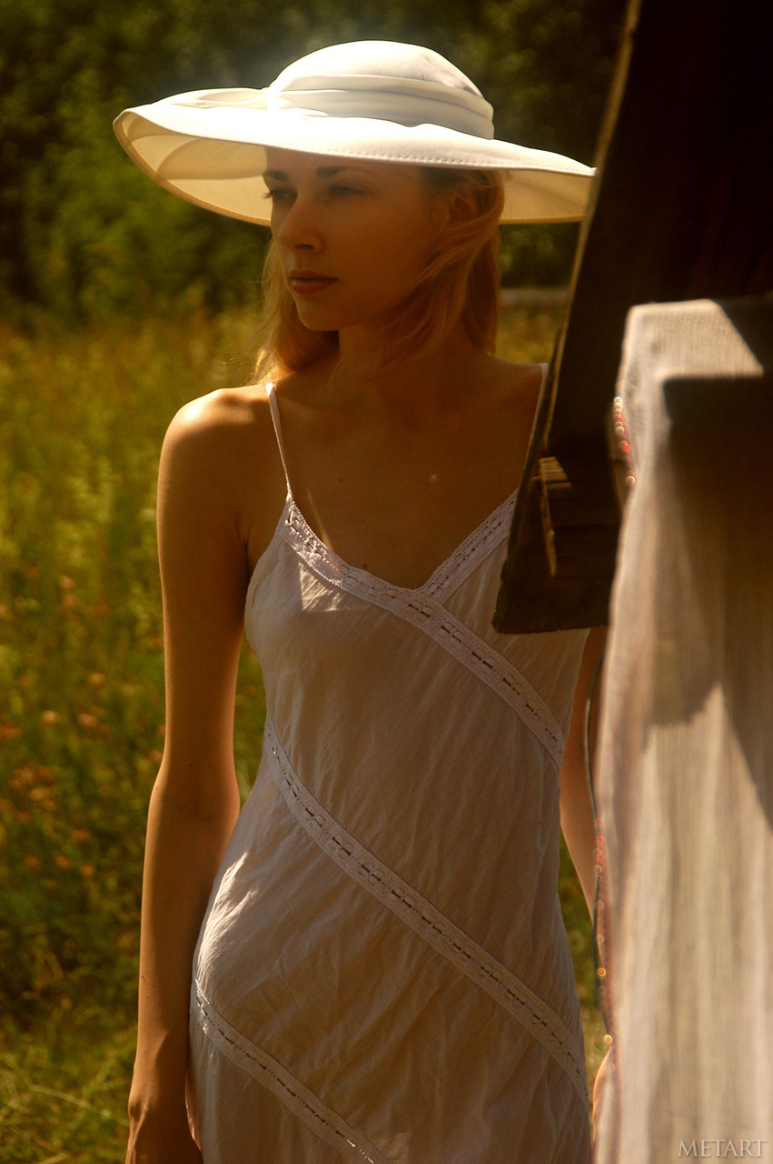 ओल्या एम मेट आर्ट पोर्न तस्वीरों में प्रदर्शन करती है