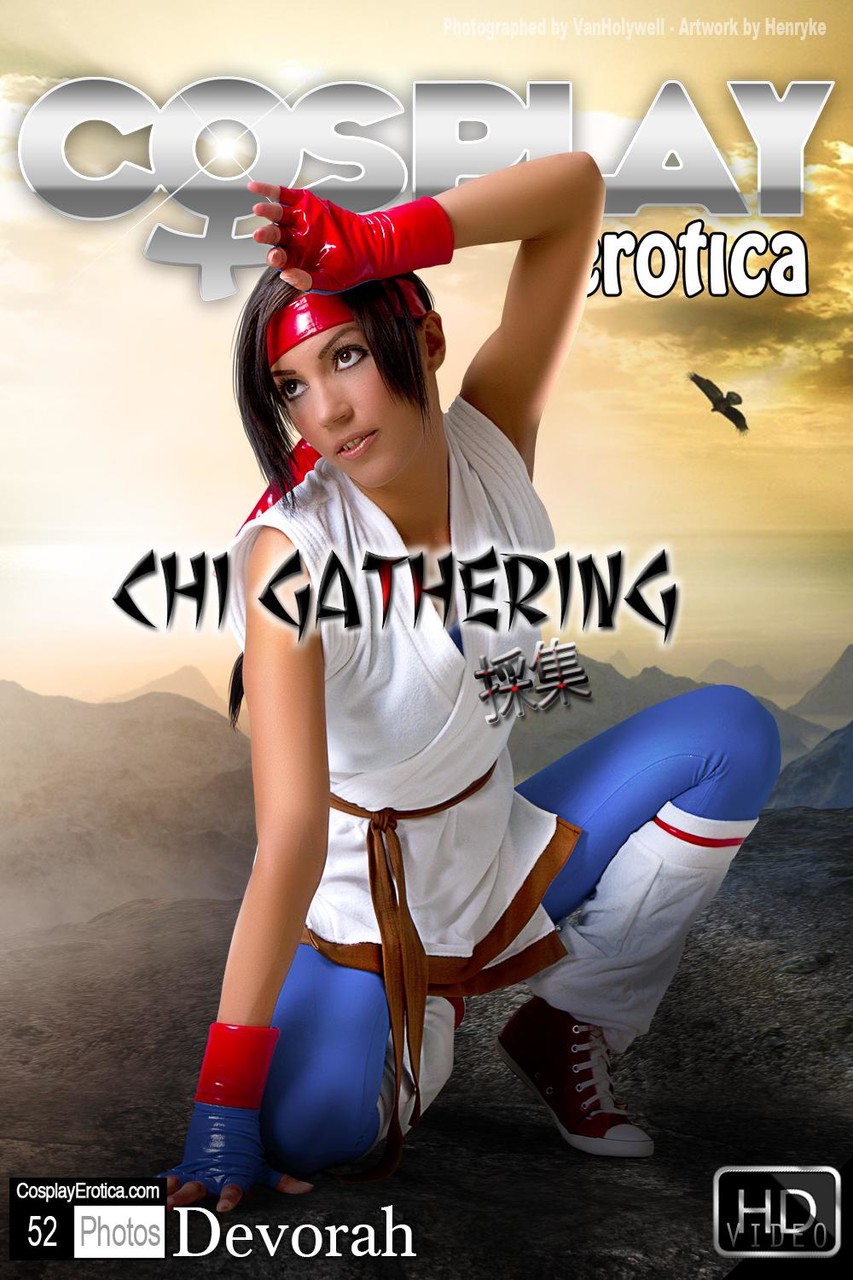 美しいブルネットがコスプレ衣装から引き締まった身体を披露