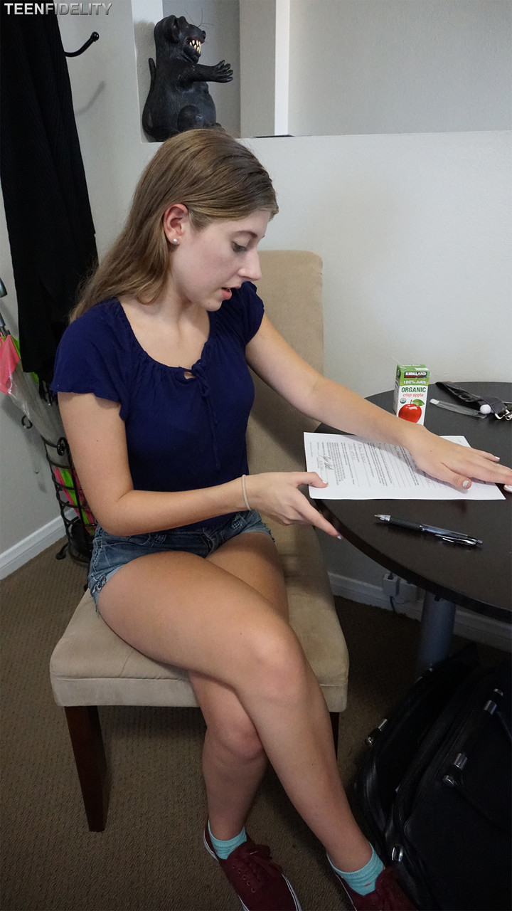 Petite Adolescente Alyce Anderson Pose En Robe Sexy En Extérieur