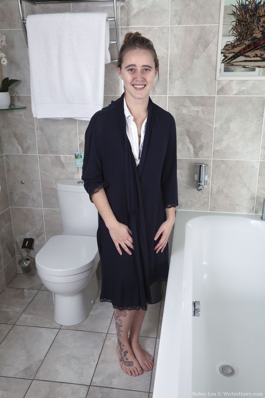 魅力的な美女バブジー・ルーが浴槽で彼女の毛むくじゃらの穴を披露