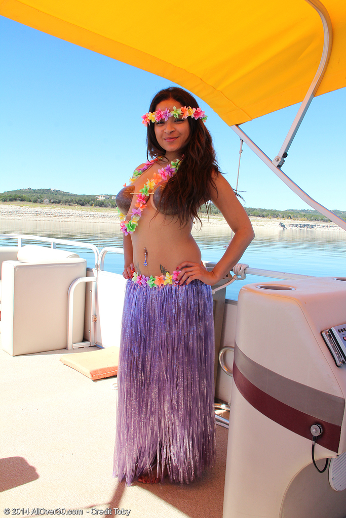 Latina Maman Vera Waang Enlève Sa Jupe D'herbe Et Se Met Toute Nue Sur Le Patio