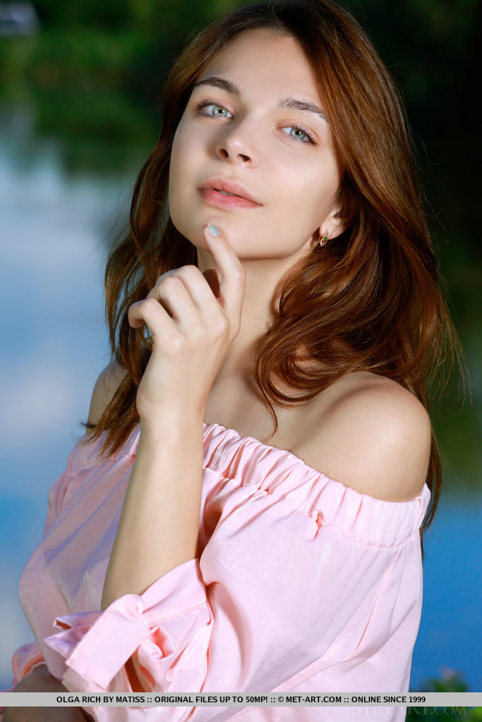 白皙肌肤的红发奥尔加·里奇脱下粉色连衣裙在河边裸体摆姿势