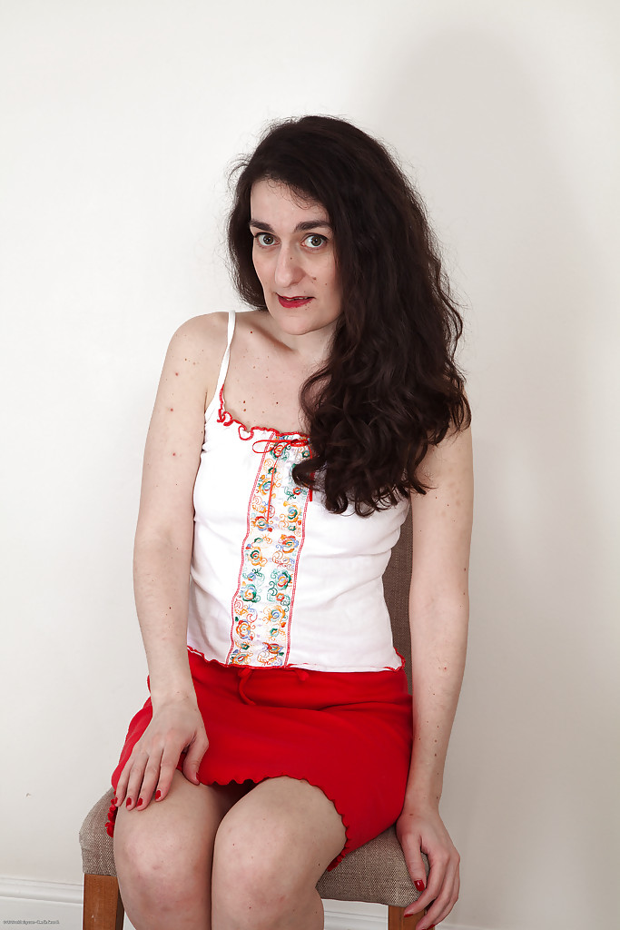 बदसूरत परिपक्व महिला छोटे स्तनों और बालों वाली योनि के साथ कैम पर पोज़ देती है