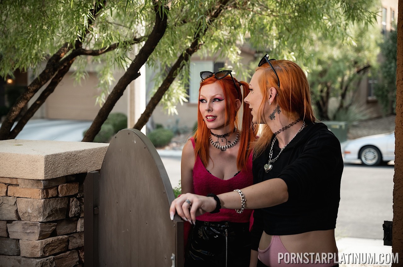 الحمراء روبن كوفينز في مجموعة جنسية 3 ضد 1 مع أصدقائها المتحولين جنسياً