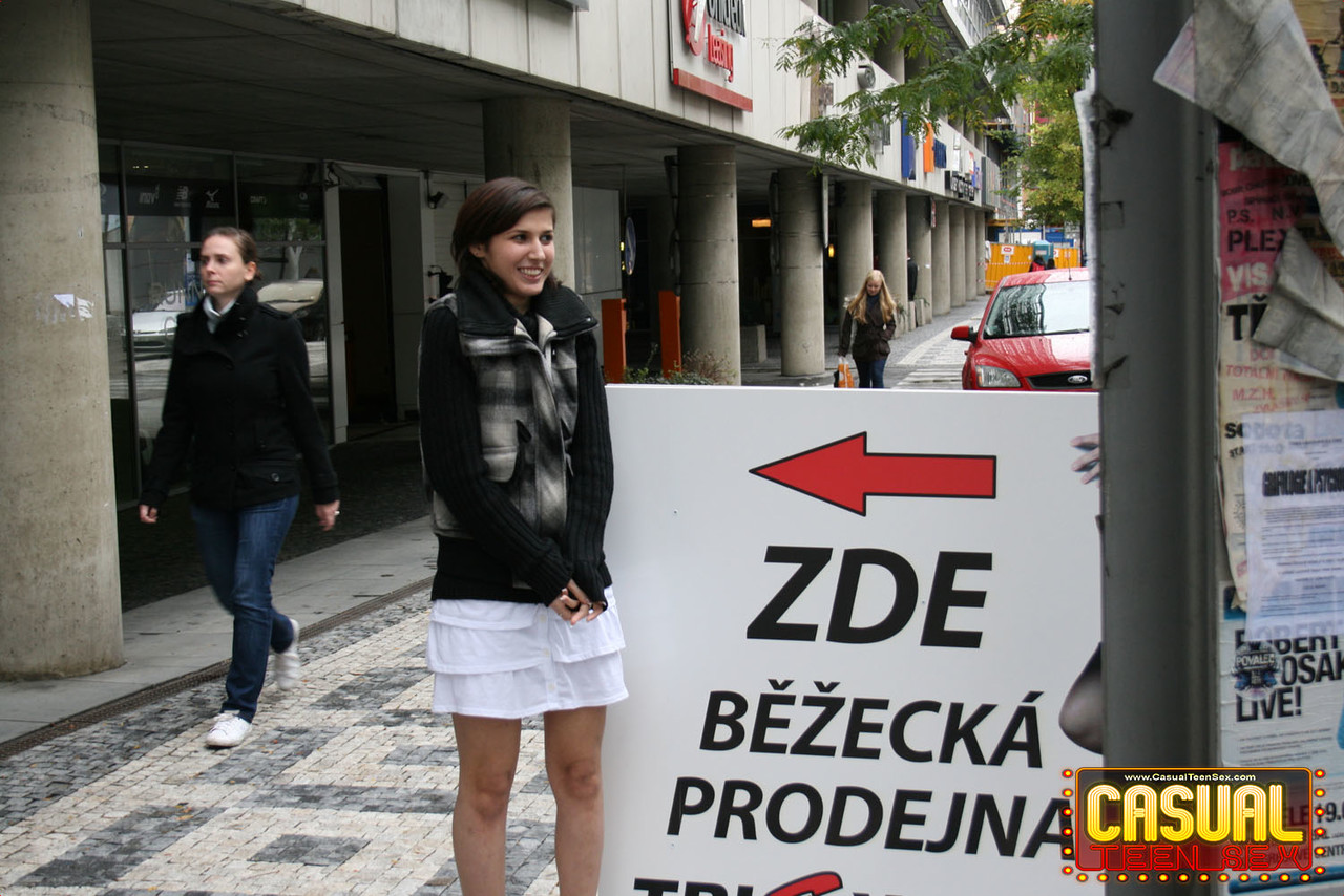 苗条的捷克少女西尔维娅·帕尔玛以多种姿势骑乘跳动的肉棒