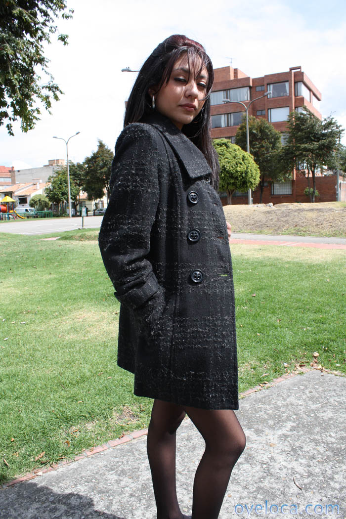 Adriana Vega Раздевается, Чтобы Показать Маленькие Сиськи И Задницу