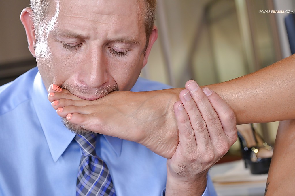 Latina Mom Ava Addams Chipmunking Man With Her Bare Feet