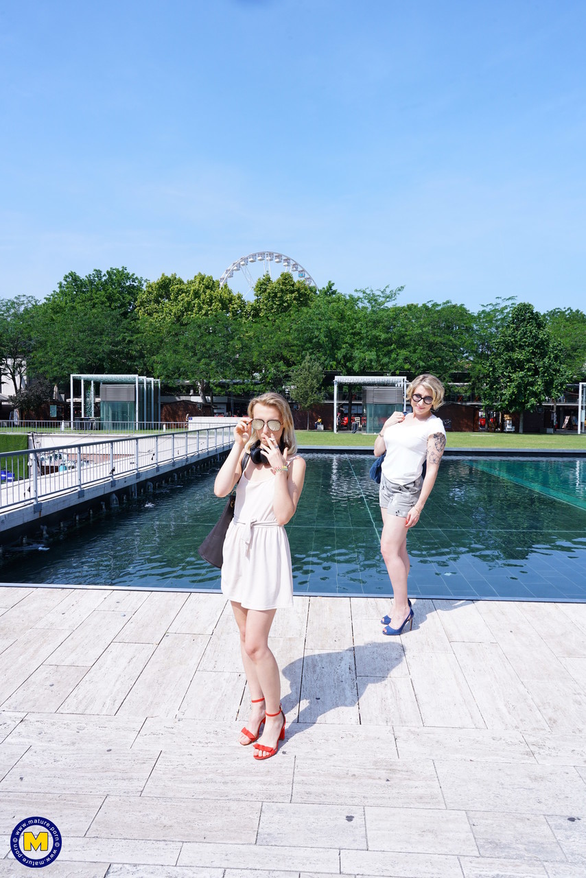 Dünne Candy-Teen Und Tätowierte MILF Julie Holly Schmecken Sich Gegenseitig