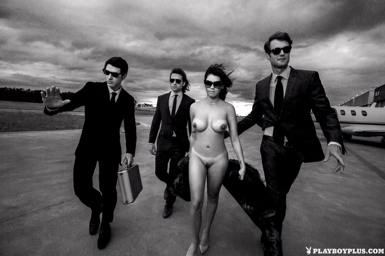 ताइआना कैमरगो, भरा-पूरा बदन, नगद के साथ नंगी लेटी हुई