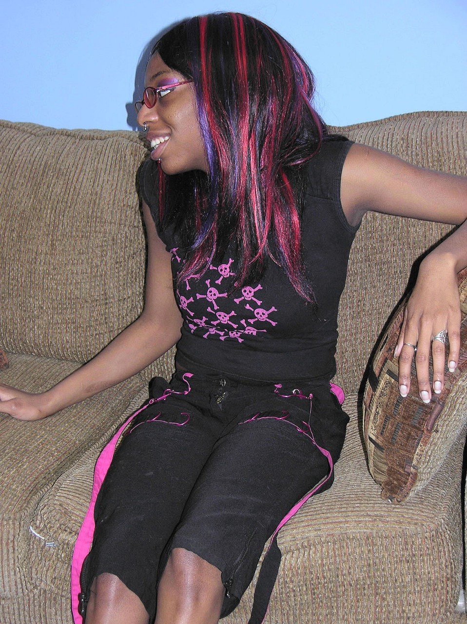 Exotique Ebony Bébé Avec Des Lunettes ReVay Se Jouant De Sa Chatte Humide