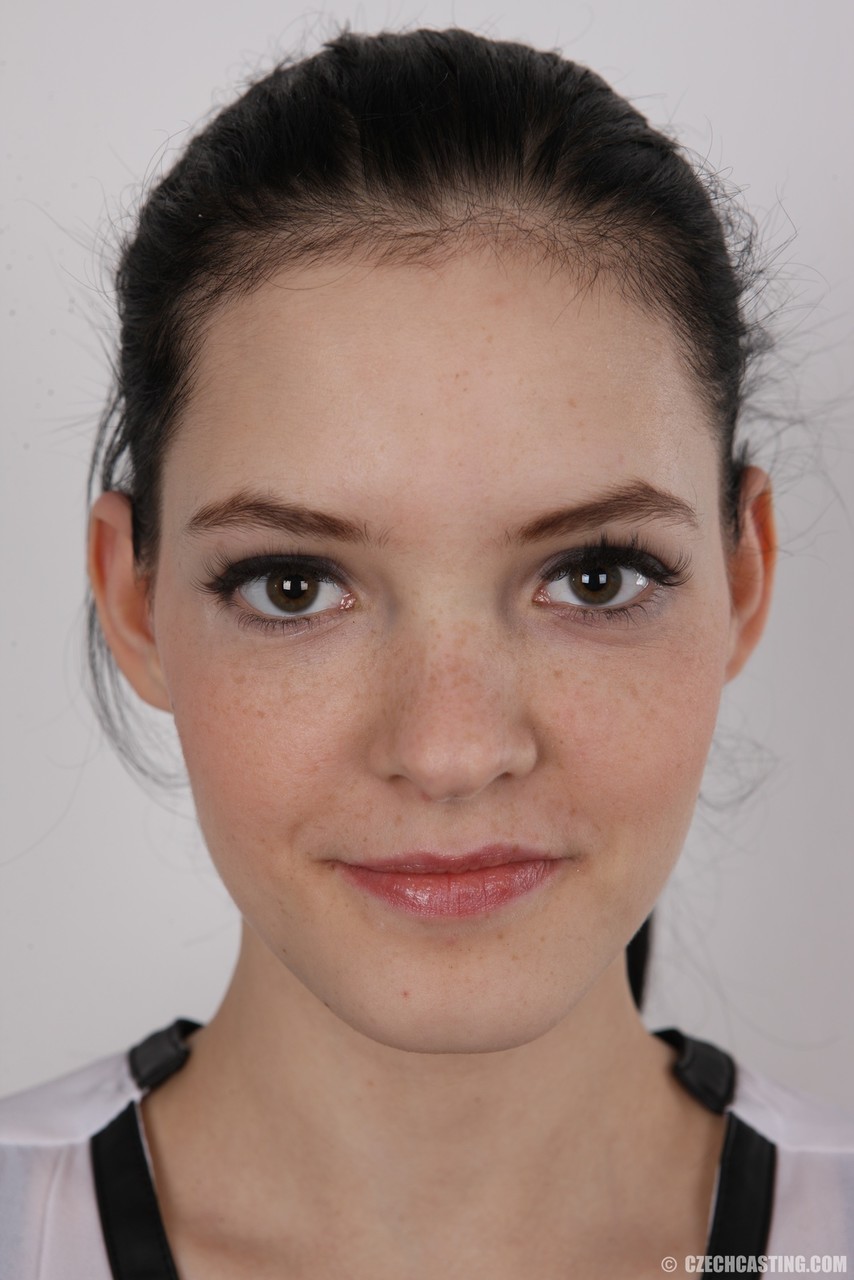 可爱少女阿内塔脱下牛仔裤为试镜拍摄裸身摆姿