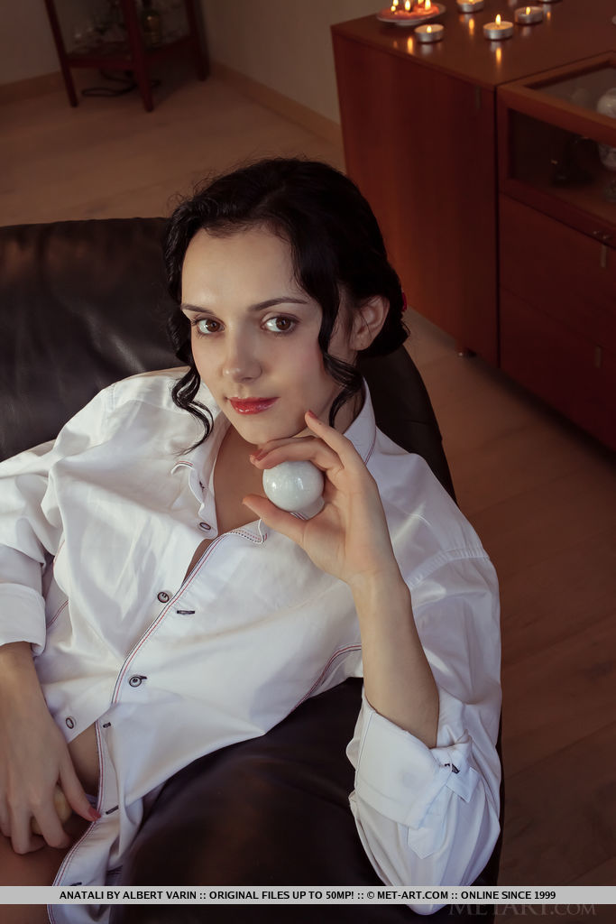 Темноволосая Подростковая Модель Показывает Большие Натуральные Сиськи, Раздеваясь