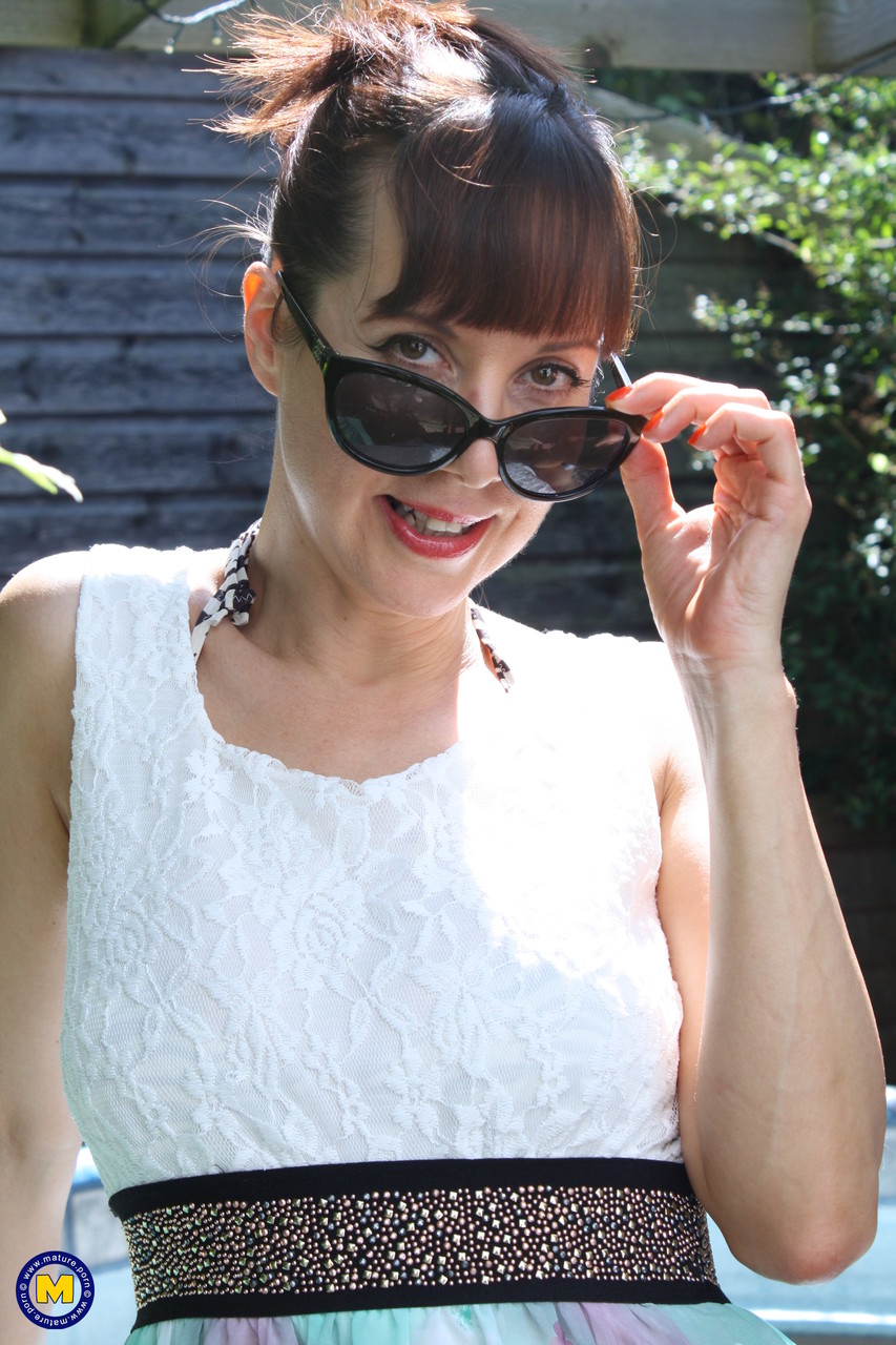 Outdoor-Jacuzzi Solo Mit Reifer Hausfrau Cindy, Die Sich Auszieht Und Berührt