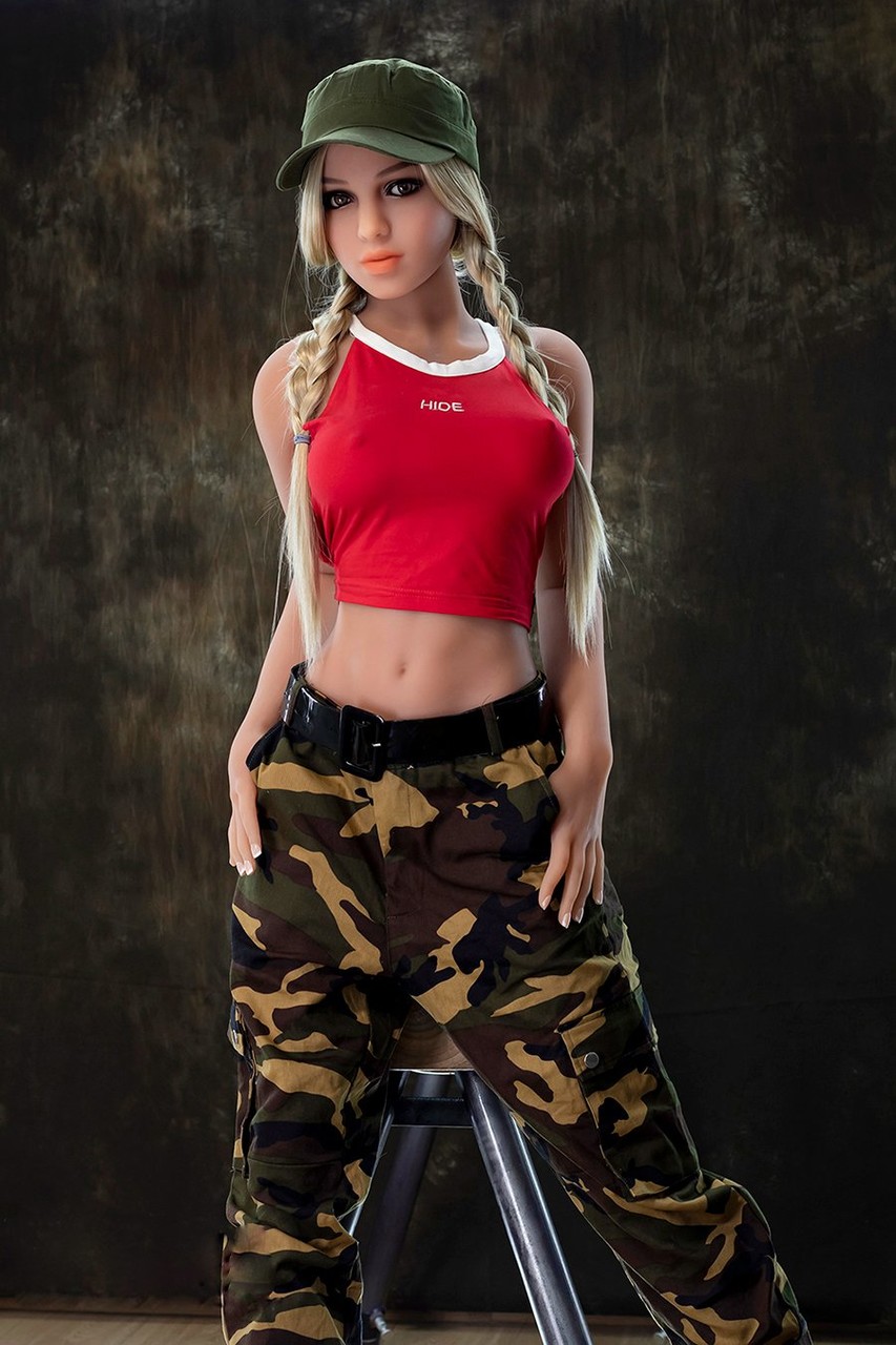 軍隊人形が制服を脱いで裸でソロポーズを取る