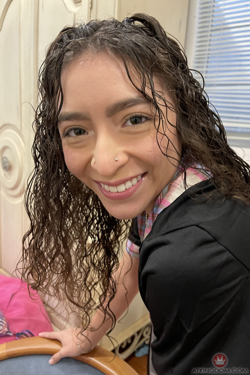 Amber Summer, Adorable Latina Adolescente, Montre Son Corps Et Taquin Son Trou