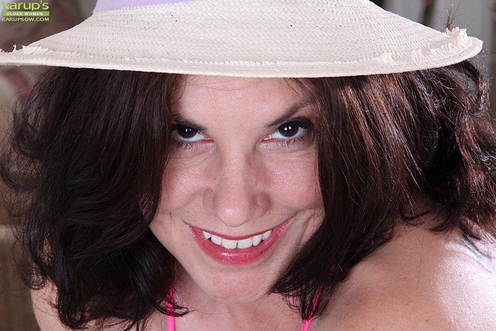 MILF Arden Delaney Entblößt Große Natürliche Titten In Der Küche