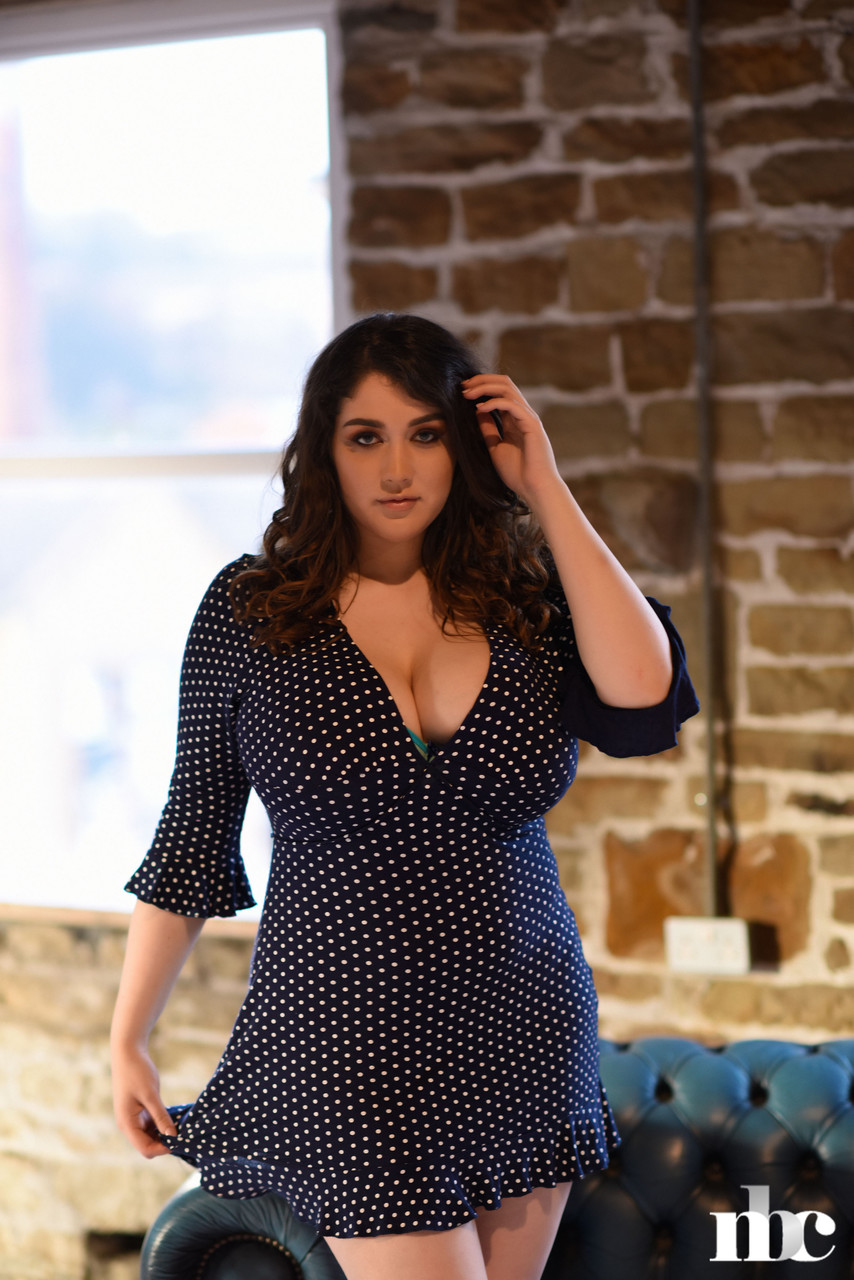 巨乳のブルネット美女ベラBがトップレスで天然の大きなバストを見せつける