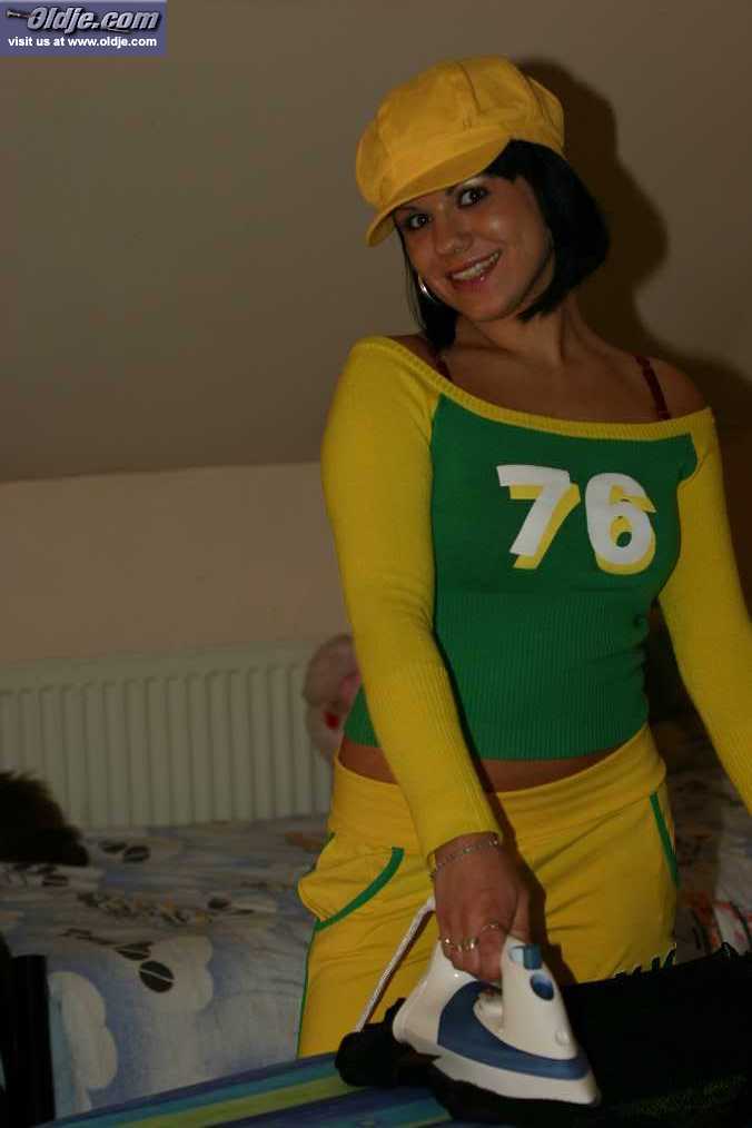 सांवली गृहिणी ने बूढ़े गंदे आदमी को चूसा और चाटा फिर चुदाई की