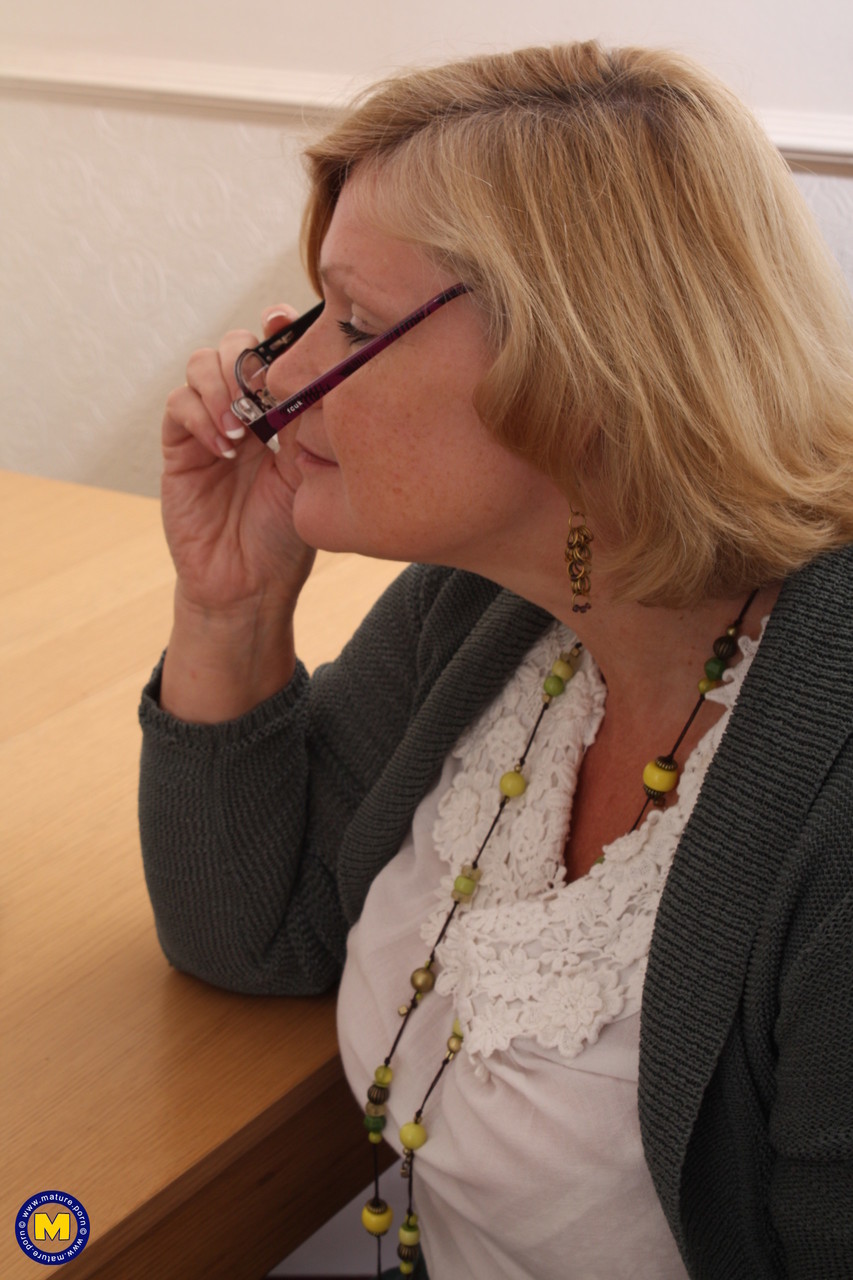 Chubby Mamy Lacey Montre Ses Gros Seins Et Joue Avec Sa Chatte Gonflée