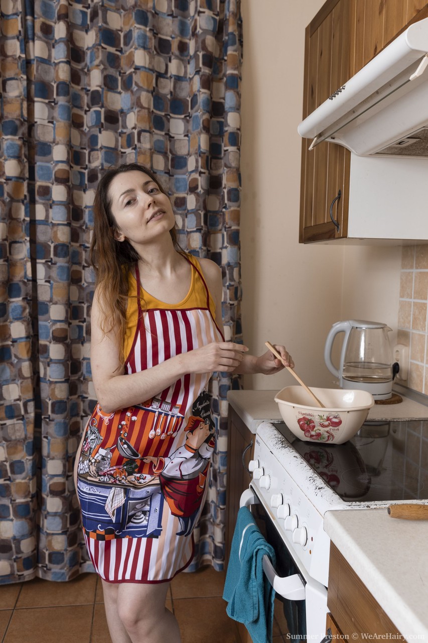 La Esposa Curvilínea Summer Preston Enseña Su Gran Culo Gordo, Sus Tetas Grandes Y Su Coño Peludo