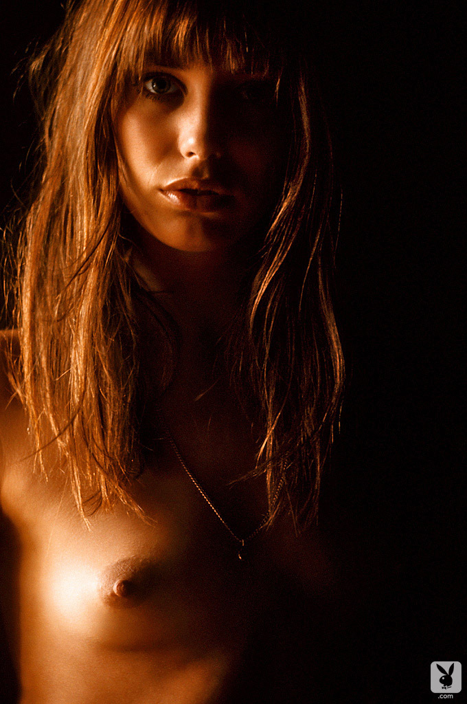 جين بيركين الغريبة تكشف عن ثدييها الطبيعيين وجزءها العلوي