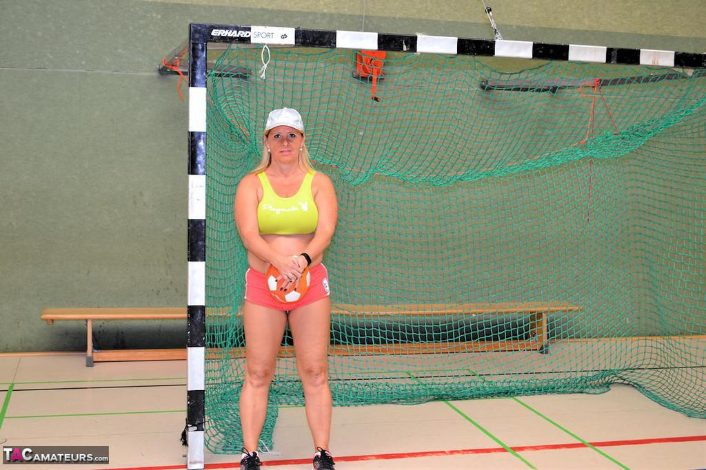 Пышная Зрелая Женщина Полностью Обнажается Для Фитнес-Тренировки В Школьном Спортзале