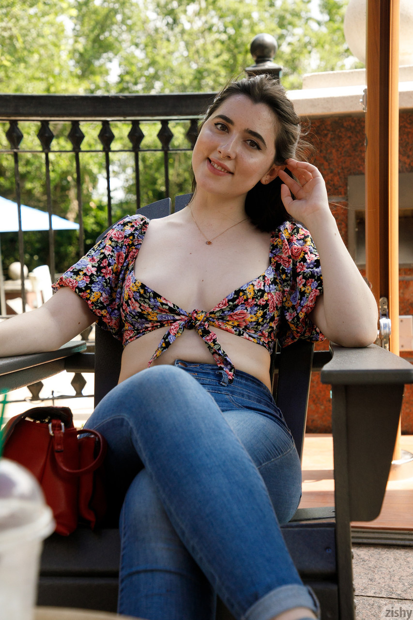 Ophelia Palantine 穿牛仔裤炫耀翘臀与甜美双乳