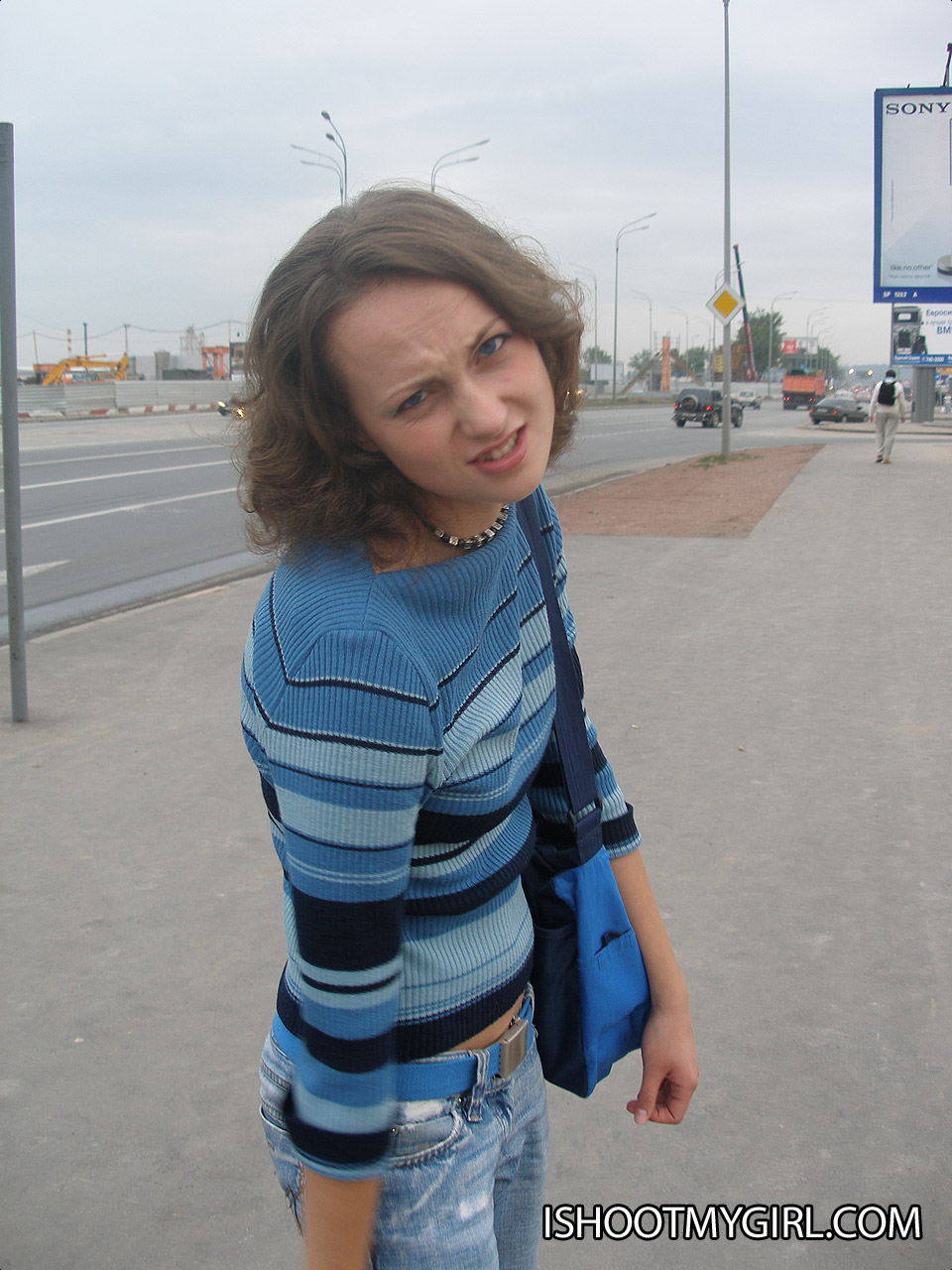 若いタニャが小さなお尻を見せて下着でポーズを取る