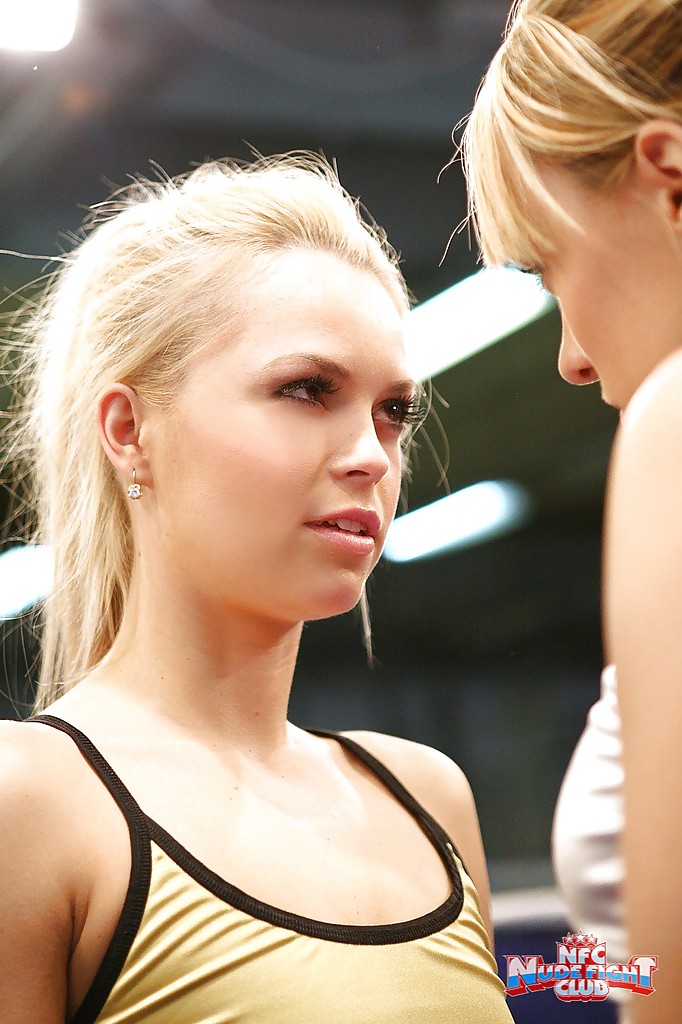 スタンニングなスポーティーなレズビアンたちがレスリング後にマンコの快楽を楽しむ