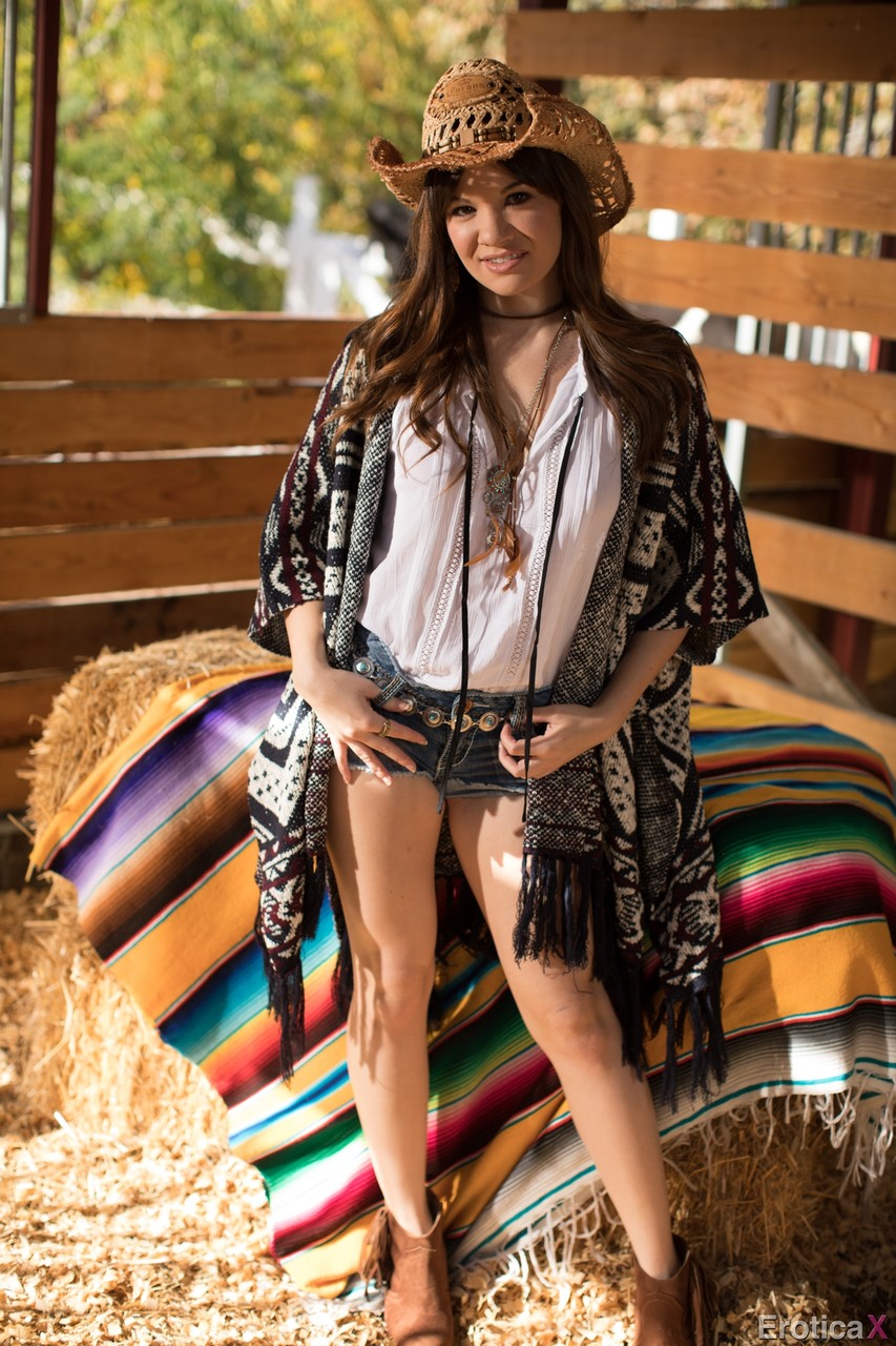 Sexy Adolescente Do Campo Alison Rey Tira A Roupa Nos Estábulos