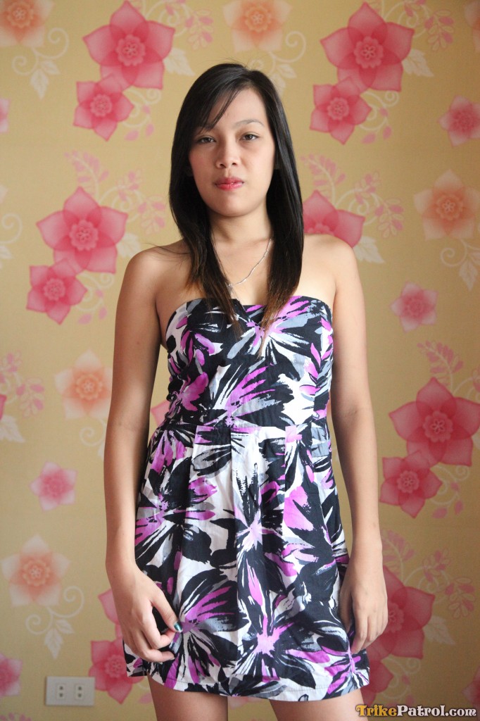 アジアのスピナーリンはベッドの上で小さな乳房と内側の膣を見せる