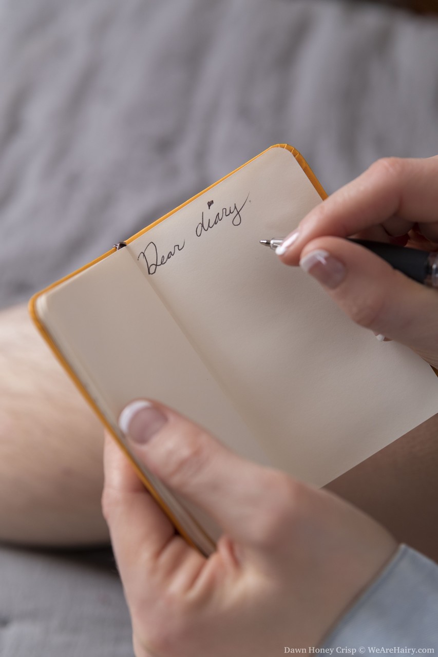 Adorável Amadora Dawn Honeycrisp Mostra Bunda Grande E Corpo Peludo