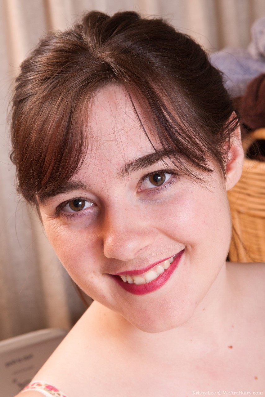 गोल-मटोल परिपक्व क्रिसी ली लॉन्ड्री रूम में चौड़ी फैलाती है