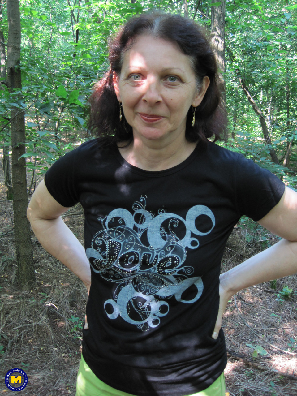 Francia Tira A Roupa Mostrando Sua Buceta Peluda De Perto