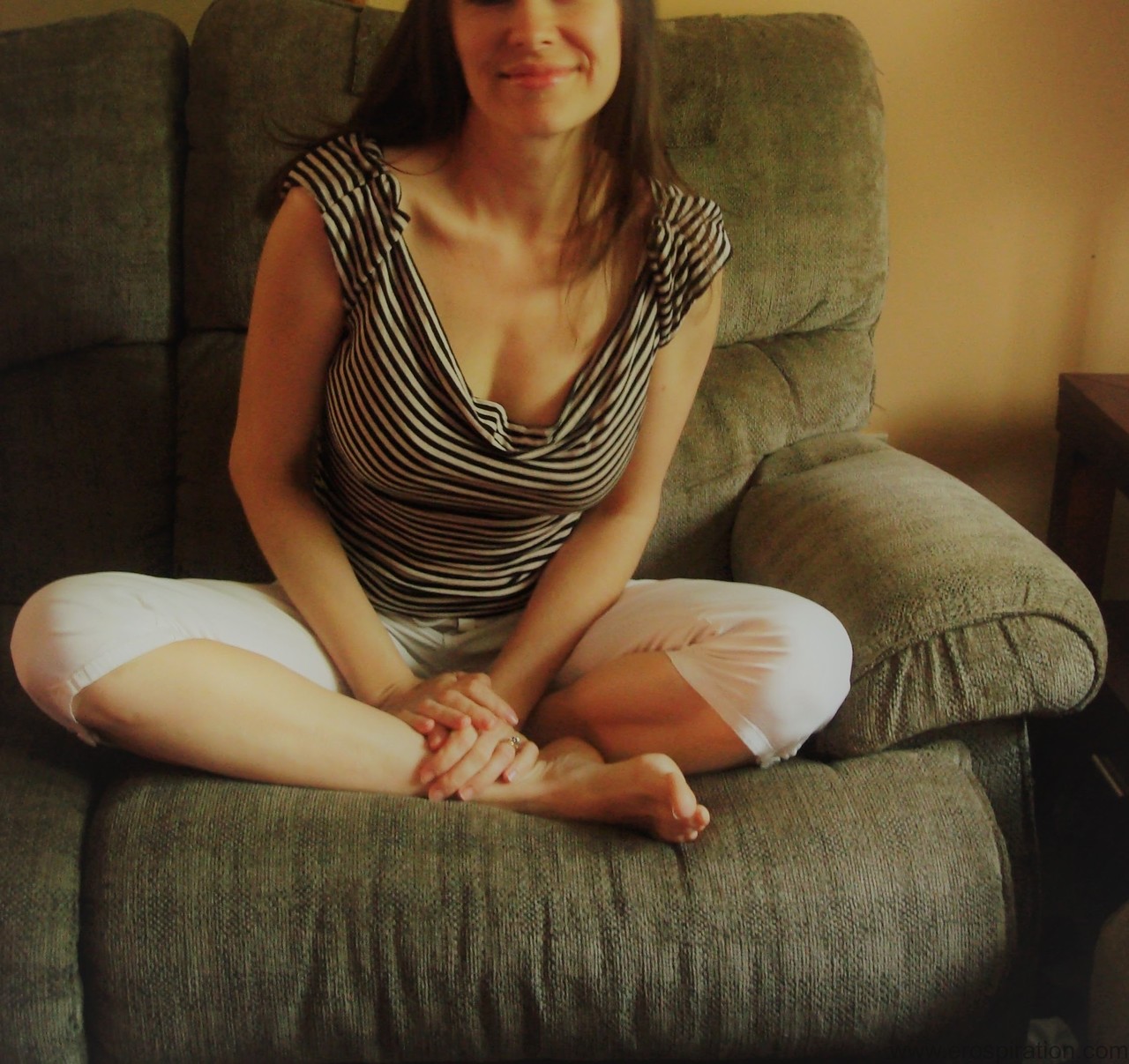 アジアの女の子が甘い大きなおっぱいと勃起した乳首を見せてPOVフェラをする